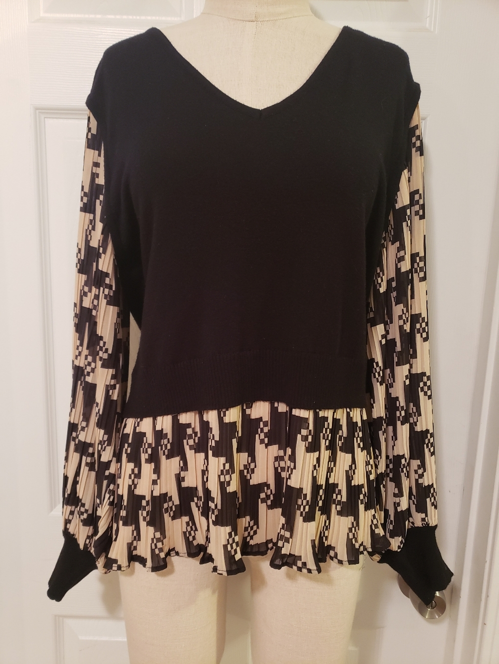Black Mixed-Media V-Neck Women's Top with Printed Pleated Hem Size XLarge